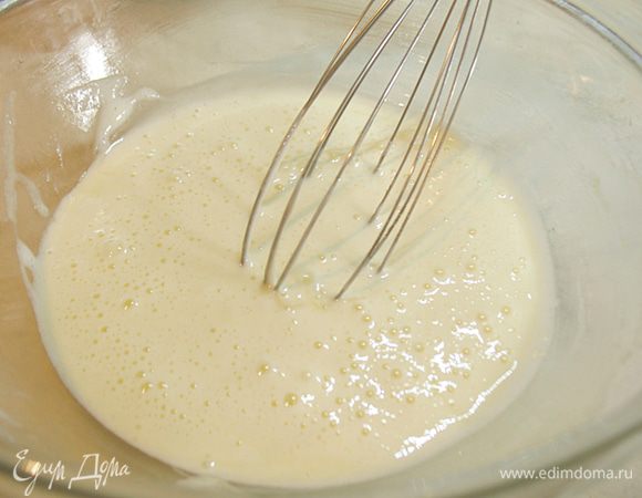 Яйцо комнатной температуры взбить с сахаром до кремообразного состояния  (бледно желтого цвета). Взбивать примерно 7 минут. 