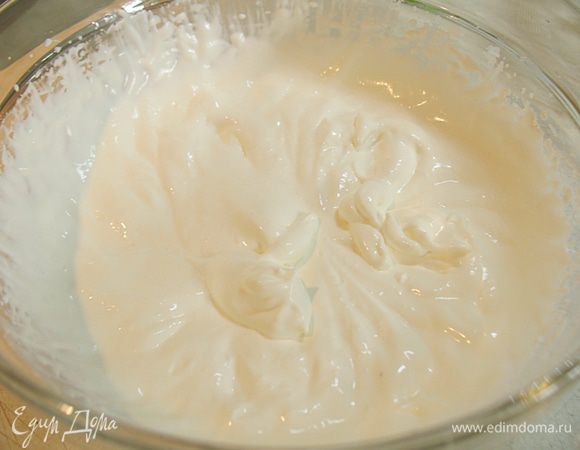 Взбить сливки.  