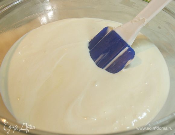 Взбитые яйца очень аккуратно соединить со взбитыми сливками. 