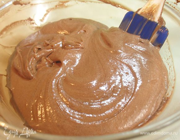 Постепенно вводим растопленный шоколад. Перемешивать как бы оборачивая, чтобы воздушность не исчезла. Добавим какао, чтобы мусс приобрел насыщенный шоколадный вкус. 
Ставим в холодильник минимум на час, чтобы мусс охладился. 