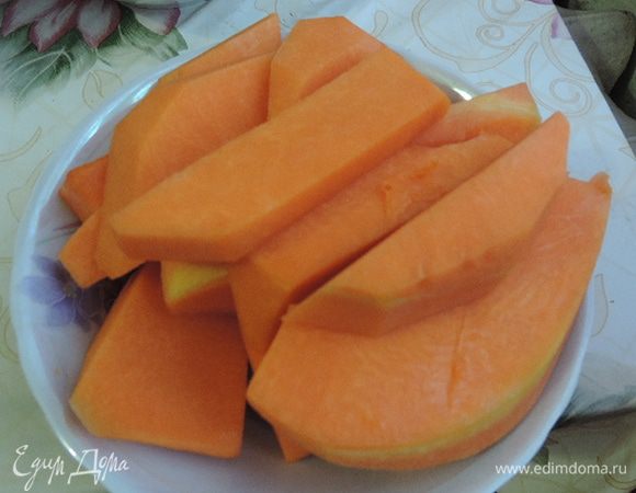 Очищаем тыкву.