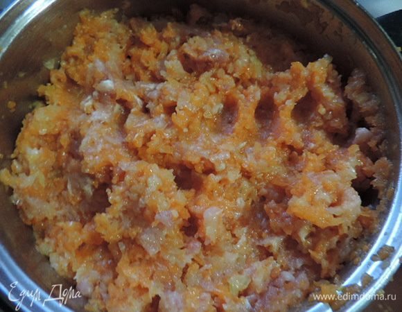 Пропускаем через мясорубку тыкву и лук.