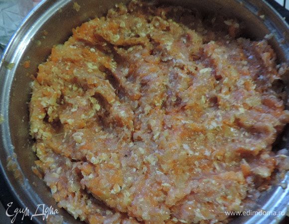 Добавляем к полученному фаршу овсяные хлопья (у меня мелкого помола, время приготовления 3-5мин), солим по вкусу. По желанию можете добавить ваши любимые приправы. Если фарш получился жидковатым, а добавлять больше овсянки вы не хотите - поставьте его в холодильник на час. Он загустеет и станет удобным для работы.