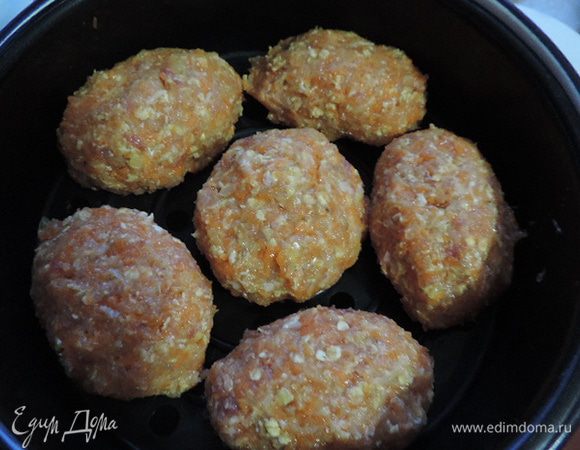 Формируем котлетки желаемой формы и размера. Готовим на пару 25-30 минут, в зависимости от размера.