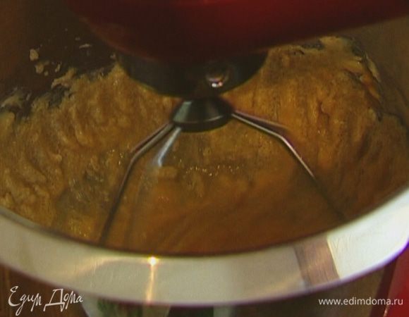 Не прекращая взбивать, по одному ввести яйца и вымешивать до получения однородной массы.