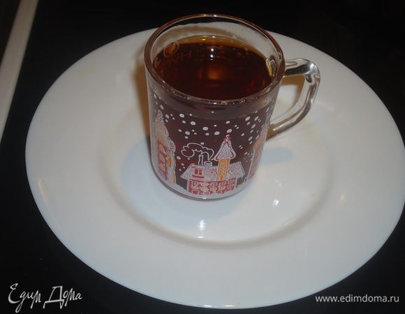 С мандаринов снимаем цедру, трем на мелкой терке и кладем в заварочный чайник. Добавляем кардамон и два вида чая и заливаем кипятком. Закрываем крышку на заварнике и даем завариться минут 5.