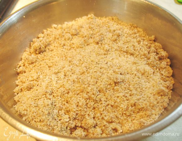 Переходим к бисквиту. 130 г миндаля и 60 г фундука подсушить в духовке.  В блендере измельчить орехи, должно получится  190 г.  
В миске смешать измельченные орехи, муку, 120 г сахара.