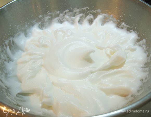Взбить яичные белки постепенно добавляя 30 г сахара до жестких пиков. 