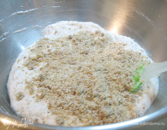 Постепенно добавить ореховую смесь во взбитые белки. Аккуратно перемешивать при помощи лопатки. 