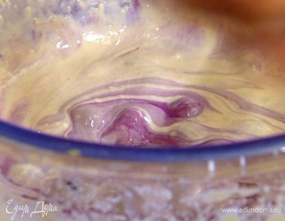 Всыпать в тесто ягоды, перемешать.