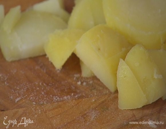 Картофель отварить в мундире, затем почистить и порезать небольшими кусочками.