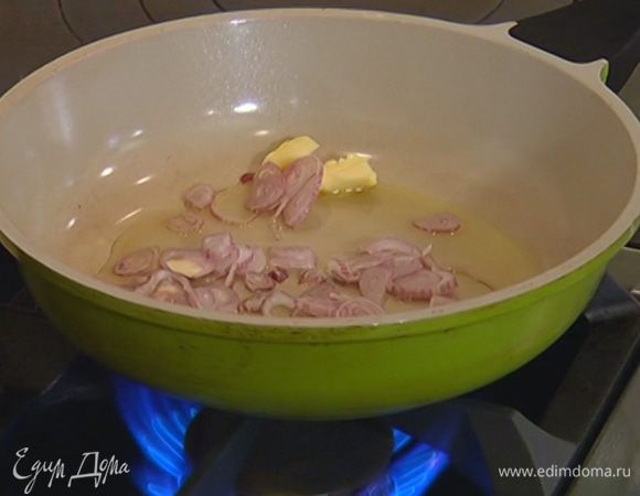 Разогреть в сковороде 1 ст. ложку оливкового масла и сливочное масло и обжарить лук.