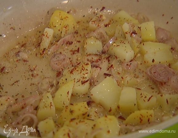 Добавить картофель, посолить, поперчить, посыпать сушеными помидорами и обжаривать до появления румяной корочки.
