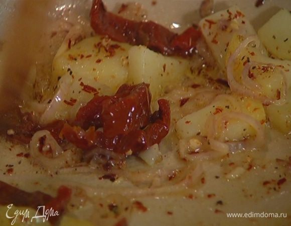 Вяленые помидоры нарезать полосками, выложить к картофелю с луком, перемешать и обжаривать около минуты.