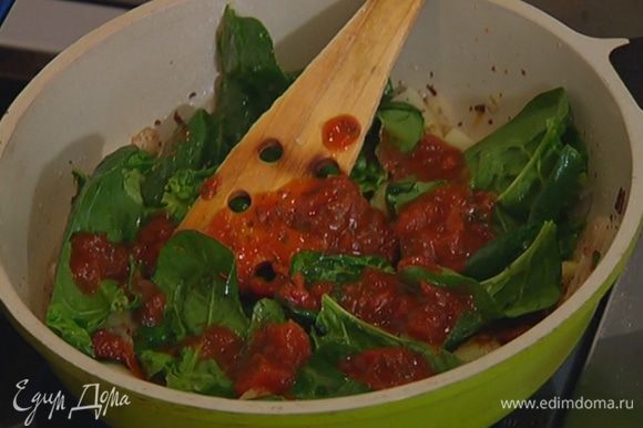 Добавить шпинат и прогревать еще минуту, затем добавить томатный соус, все перемешать и обжарить.