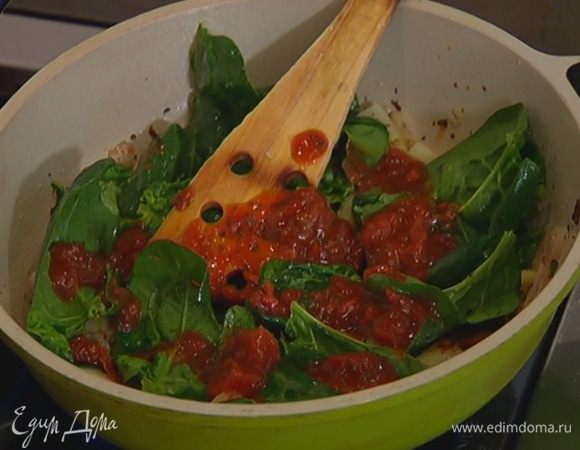 Добавить шпинат и прогревать еще минуту, затем добавить томатный соус, все перемешать и обжарить.