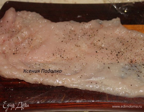 Куриную грудку разделить на два филе, обрезав по кости. Затем каждое филе разрезать вдоль острым ножом. В итоге получается 4 филе. Каждую половинку филе отбить хорошенько молотком, почти до прозрачного вида. Посолить и поперчить.