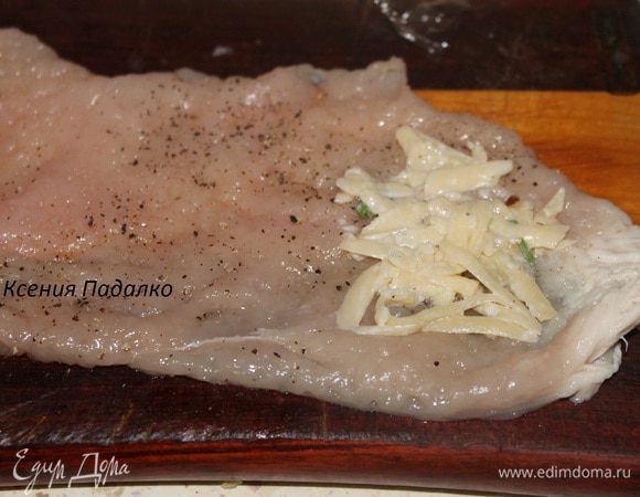 Теперь кладем на край филе 1 ч.л. сырной начинки..