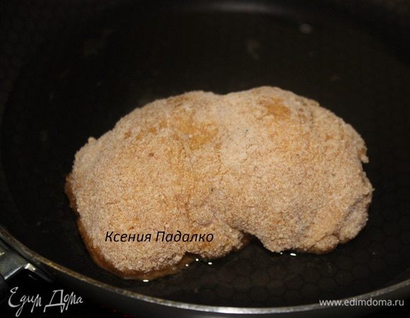 Готовим панировку. Для этого насыпаем муку в тарелку, панировочные сухари в другую тарелку, два яйца взбиваем с солью вилкой. Обваливаем рулетики сначала в муке, потом в яйце, потом в сухарях, затем опять в яйце и в сухарях.