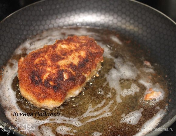 В сковороду наливаем растительное масло. И обжариваем котлеты слегка, до легкого зарумянивания, сначала с одной стороны, потом с другой.