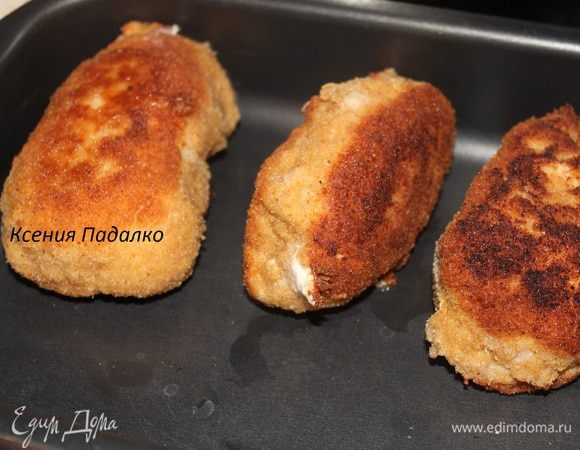 Потом выкладываем котлетки в форму для запекания, и ставим в духовку на 10 минут при температуре 200 градусов.