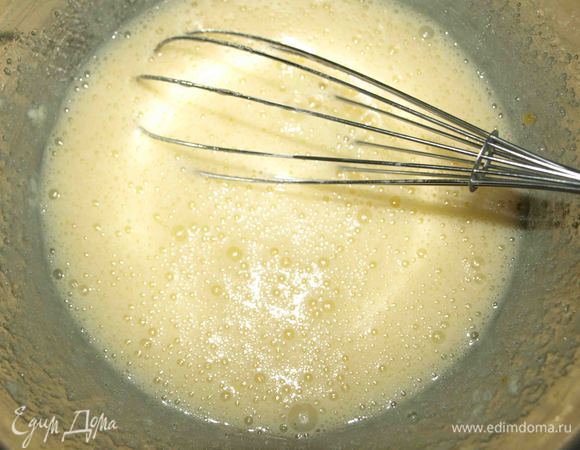 Яйца взбиваем с маслом, солью и сахаром. 