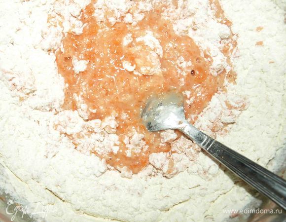 Добавляем просеянную муку и разрыхлитель. Замешиваем тесто. 
Муки я добавляю 200 гр. 