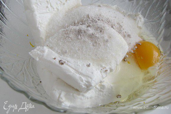 Цедру апельсина натереть на мелкой терке. Добавить творог, яйца, обычный и ванильный сахар.