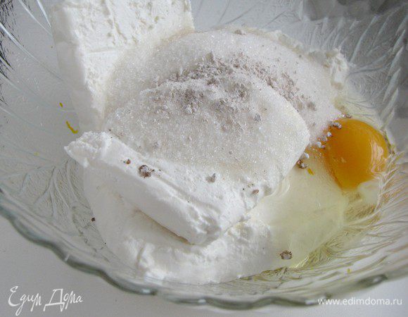 Цедру апельсина натереть на мелкой терке. Добавить творог, яйца, обычный и ванильный сахар.