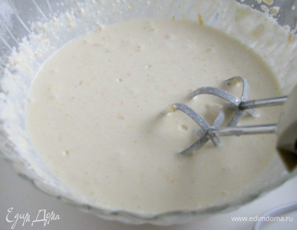 Взбить миксером или перемешать лопаткой до однородной консистенции.