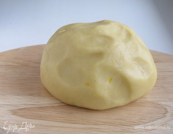 Замесить эластичное однородное тесто. Тесто убрать на 20 минут в морозилку.