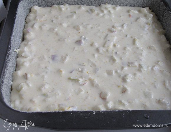 Сверху выложить творожную начинку с грушами.