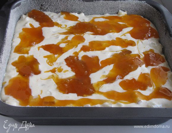 Затем слой апельсинового джема. У меня не было апельсинового джема, заменила абрикосовым.