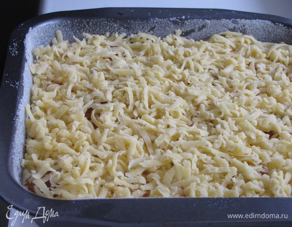 Оставшееся тесто натереть на терке прямо на пирог.