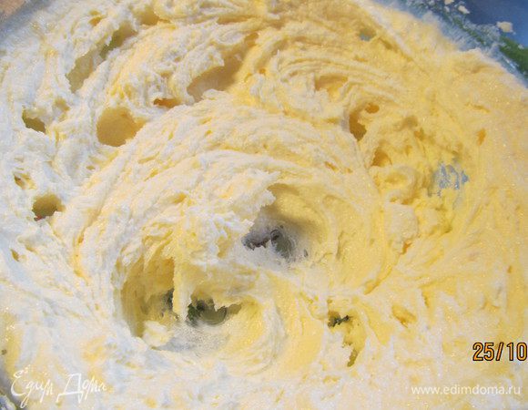 Размягченное сливочное масло тщательно взбиваем с сахаром до кремообразного состояния.

