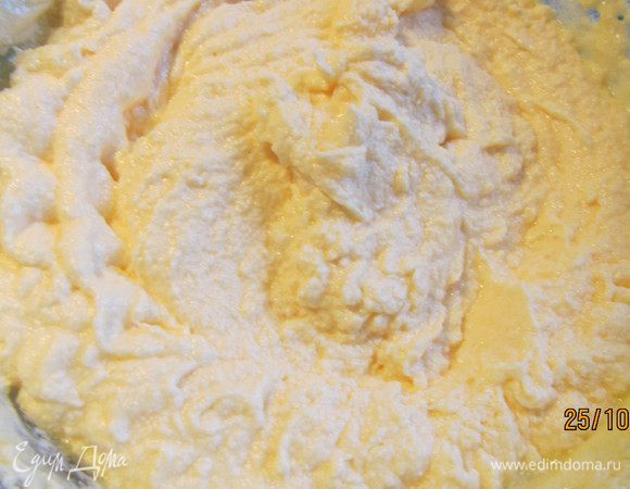 Продолжая взбивать, вводим по одному яйца. Затем добавляем ванильный сахар и ароматизатор рома. 
