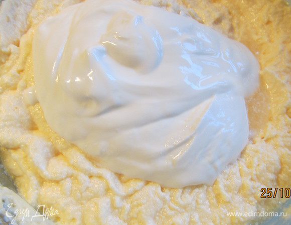 Добавляем сметану, еще раз взбиваем.
