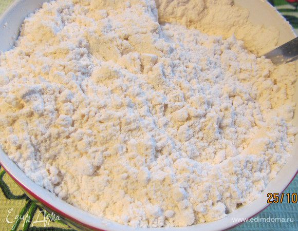 Муку смешиваем с разрыхлителем и добавляем в тесто. Взбиваем или просто перемешиваем ложкой.
