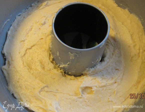 Половину теста выкладываем в смазанную форму для кекса (круглую с дыркой). 

