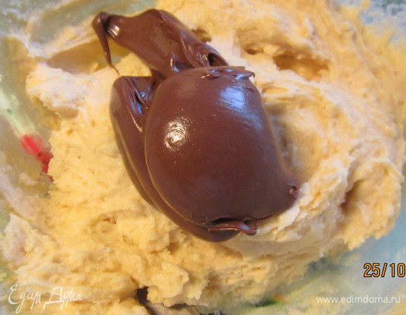 До вторую половину добавляем шоколадную пасту. Перемешиваем.

