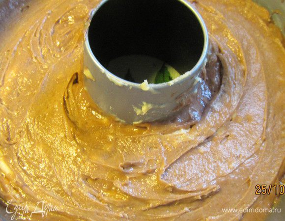 Выкладываем вторую половину теста в форму. Вилкой немного перемешиваем оба вида теста, делая рисунок типа "мраморного". Ставим в духовку 175 гр примерно на 1 час (после 45 минут нужно начинать проверять). Делаем тест зубочисткой, она должна выходить чистой. 