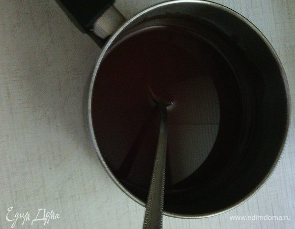 Какао порошок развести в половине подготовленной воды, довести до кипения, добавить очень мелко размолотый кофе, патоку и перемешать. Остудить до комнатной температуры.
(Если у вас нет патоки, ее можно заменить 2 ст.л. коричневого сахара, который вместе с 1 ст.л. жидкого меда прогревается на маленьком огне или на водяной бане до полного растворения сахара. Или можно заменить просто на 3 ст.л. меда)