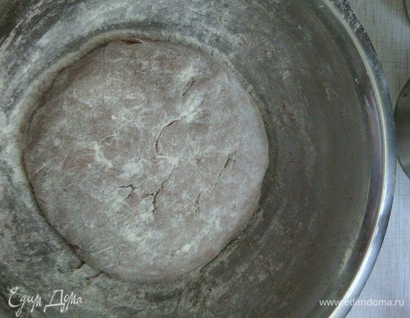 Влить пиво, оставшуюся воду, какао с патокой и кофе, растительное масло -  замесить тесто.
Выложите тесто на присыпанную мукой поверхность и вымешивайте его не менее 10 мин.
Положите тесто в миску, смазанную маслом, накройте полотенцем и оставьте на 1,5 ч. в теплое место. За это время тесто подойдет, и его объем увеличится вдвое.