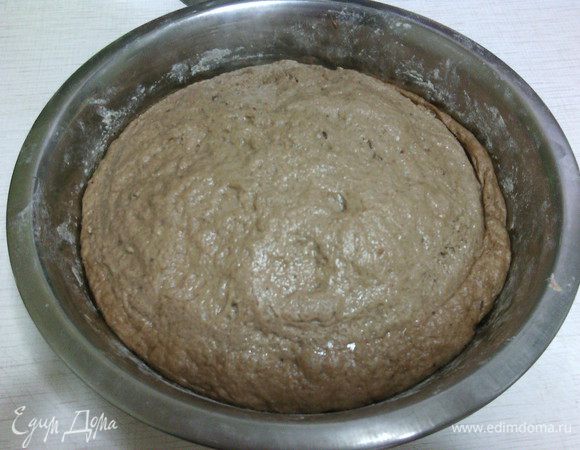 Тесто после расстойки :)
На присыпанную мукой поверхность выложите тесто и месите его еще 5 минут. Затем сформируйте булку.
Постелите на противень бумагу для выпечки, смажьте ее маслом и присыпьте мукой, а затем выложите на противень сформированный хлебушек. (или, как в моем случае положите в форму для хлеба).
Острым ножом можно сделать глубокий надрез  :)
Накройте противень влажным полотенцем (чтобы не пересыхала поверхность теста) и оставьте в теплом месте еще на 45 мин., чтобы тесто еще раз хорошо поднялось.