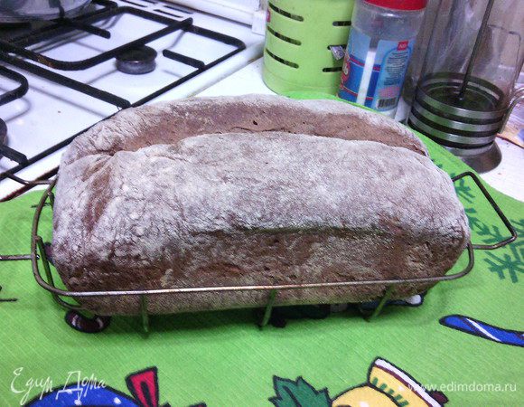 Поставьте противень в духовку, предварительно разогретую до 185°С, и выпекайте 45-60 мин.(в зависимости от духовки).
Мой хлебушек запекался час.... :)
Дать остыть на решетке.