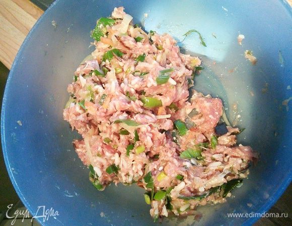 Для фрикаделек подойдет любой фарш, я люблю микс из разных сортов мяса. Порея взять половину (можно и его зелёную часть) и после тщательной мойки, нарезать тонкими кольцами. Припустить в разогретом масле и в горячем виде добавить к мясу. Тщательно перемешать, добавить рубленую зелень, горсть товарного риса, горсть натёртой на тёрке морковки, посолить, поперчить и хорошенечко вымешать. 
