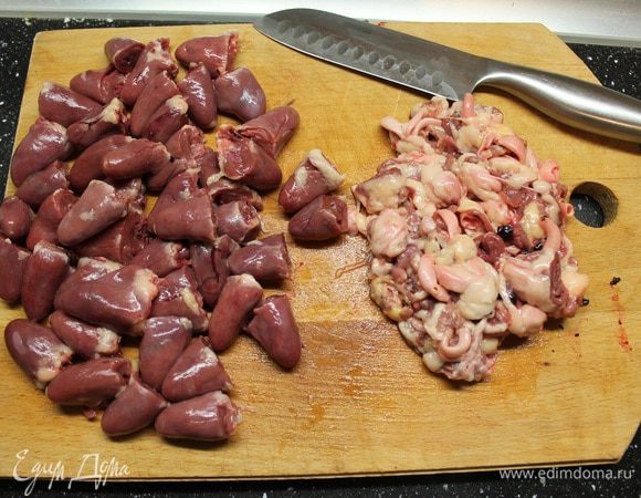 Сердечки промываем под проточной водой и срезаем лишний жир.