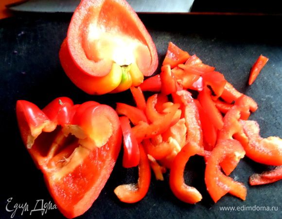 Перец (брать мясистый!) нарезать соломкой.
