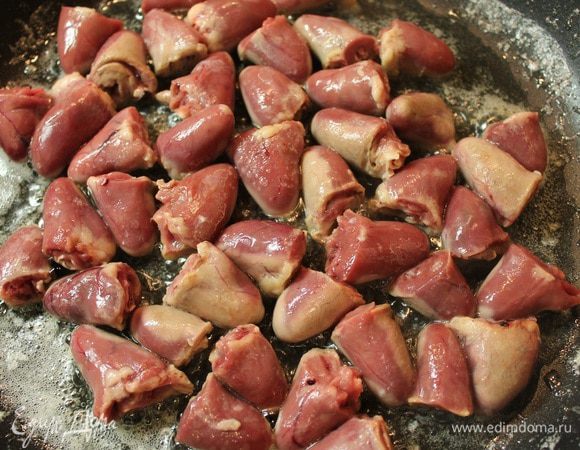 Разогреваем сковороду с растительным и сливочным маслом, высыпаем сердечки и обжариваем 7 минут на среднем огне.