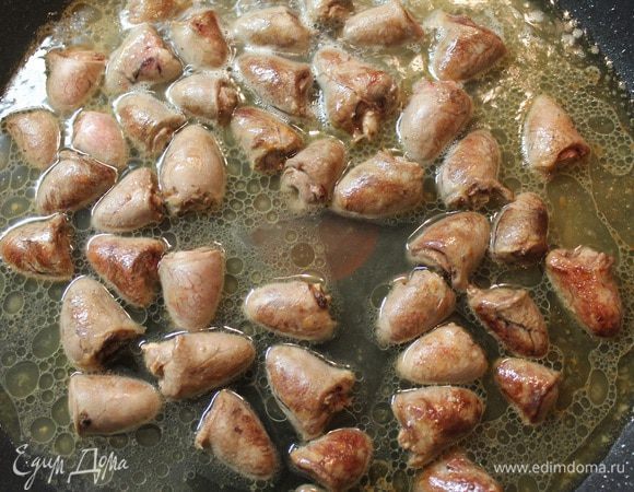 Затем в сковороду наливаем примерно 100 мл воды, накрываем крышкой и тушим минут 30 на небольшом огне.